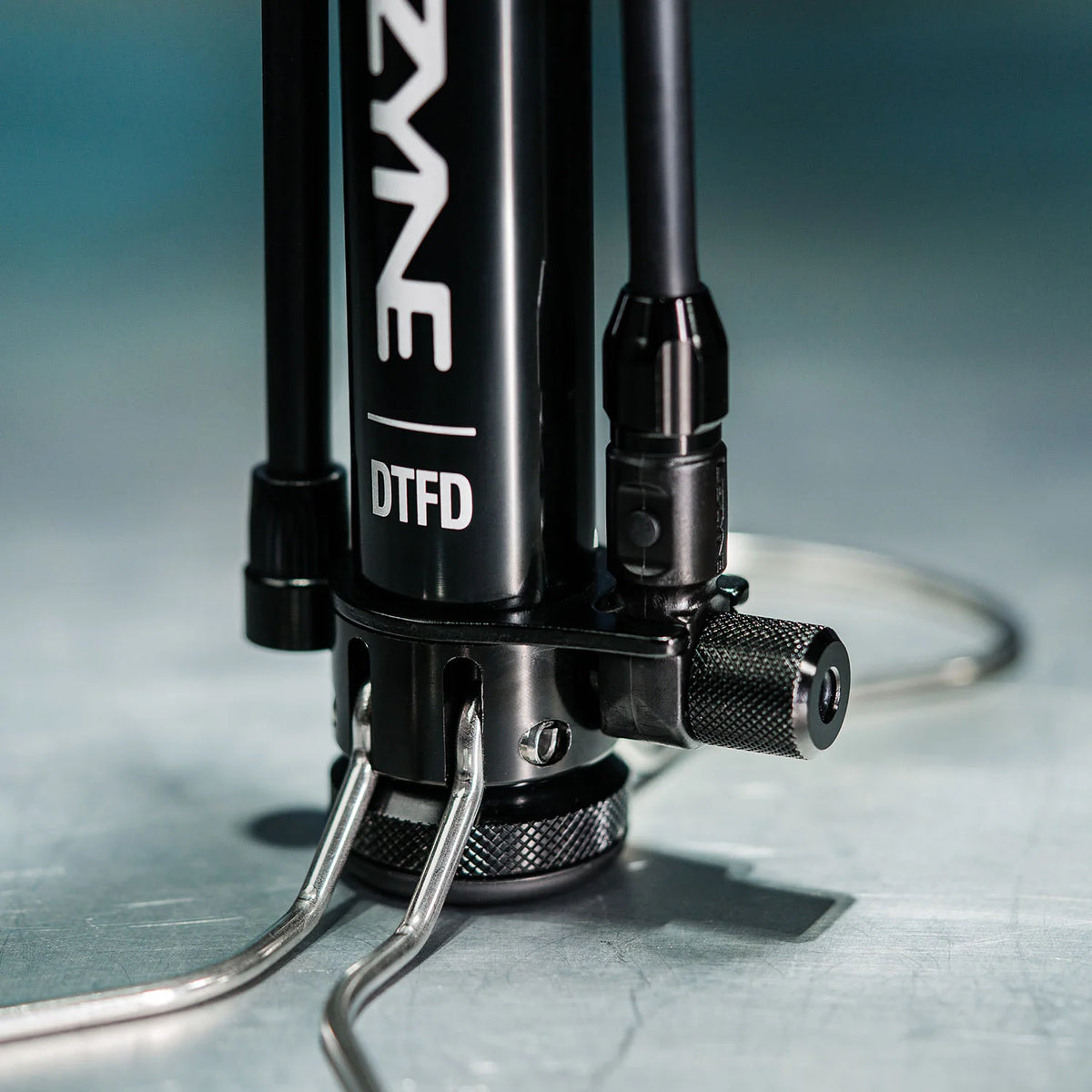 Vloerpomp LEZYNE DIGITAL TRAVEL FLOOR DRIVE zwart