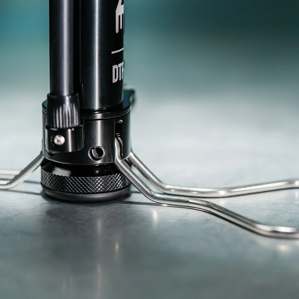 Vloerpomp LEZYNE DIGITAL TRAVEL FLOOR DRIVE zwart