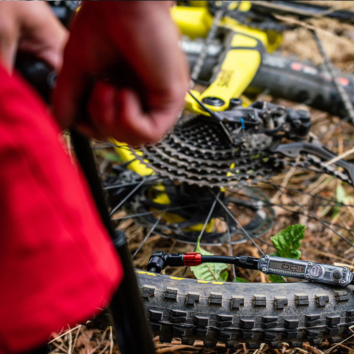 Vloerpomp LEZYNE DIGITAL TRAVEL FLOOR DRIVE zwart
