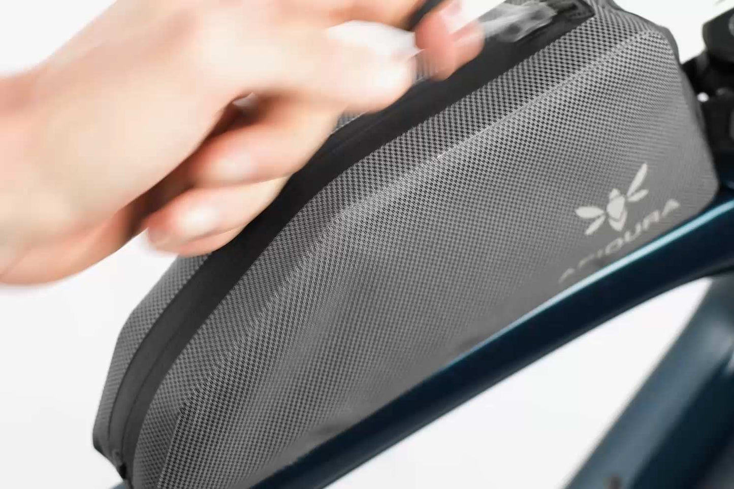 Frametas APIDURA EXPEDITION BOLT ON TOP TUBE PACK 1 L Zwart