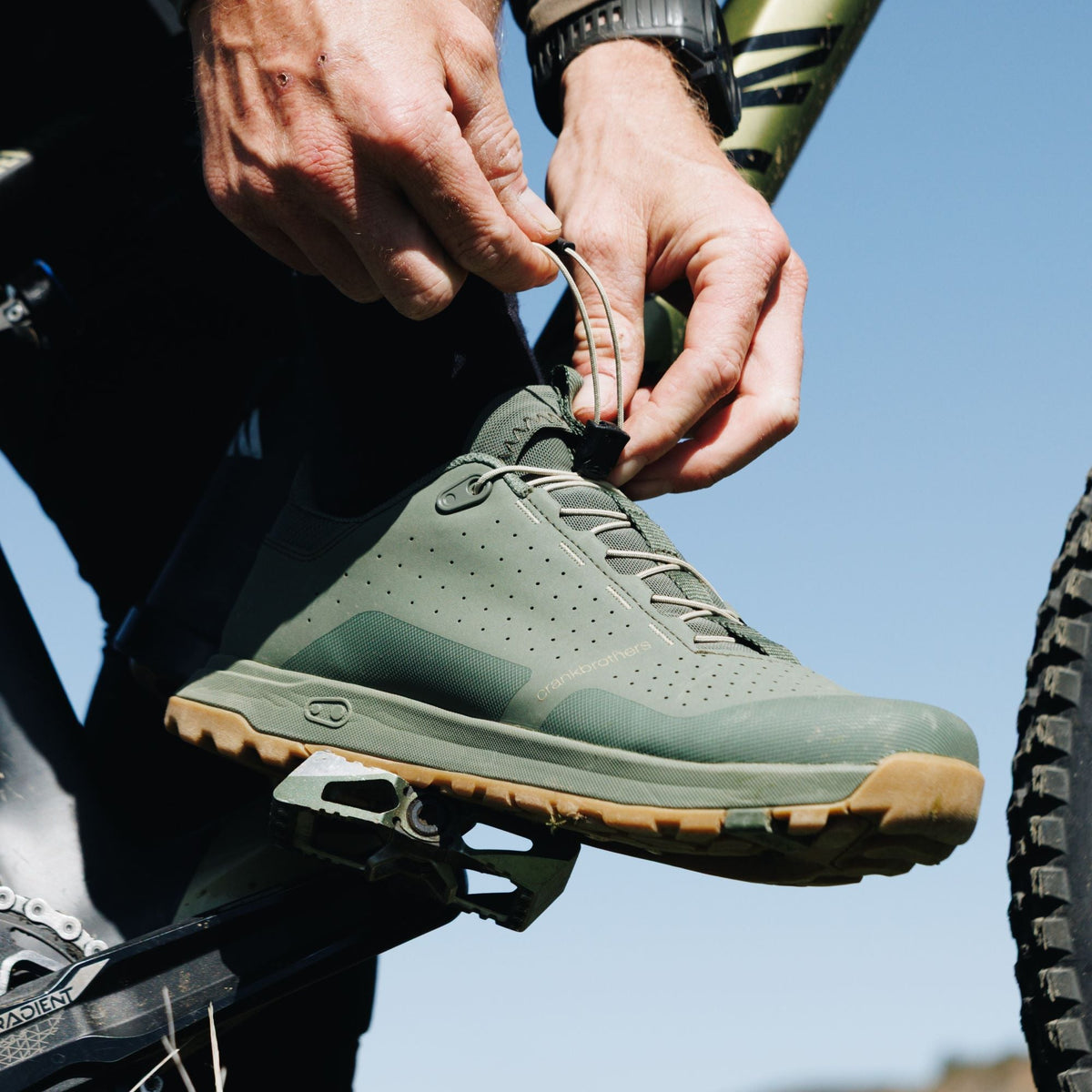 MTB-schoenen CRANKBROTHERS MALLET TRAIL SPEED LACE CLIP groen/zandkleurig — in gebruik