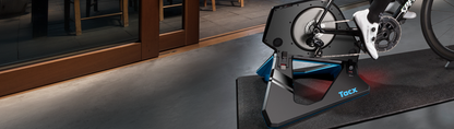 TACX NEO 2T SMART T2875 — Opstelling in een trainingsruimte; afgebeelde fiets en accessoires niet inbegrepen