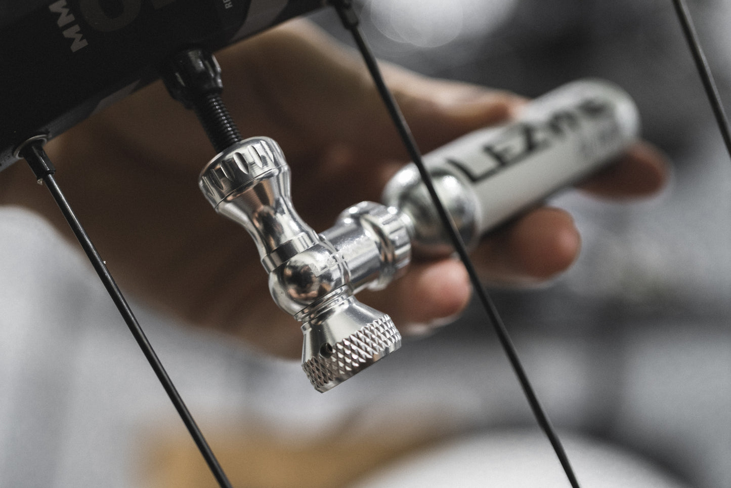 LEZYNE CONTROL DRIVE CO₂-patroonhouder + CO₂-patroon met schroefdraad 16 g (x1) Zilver