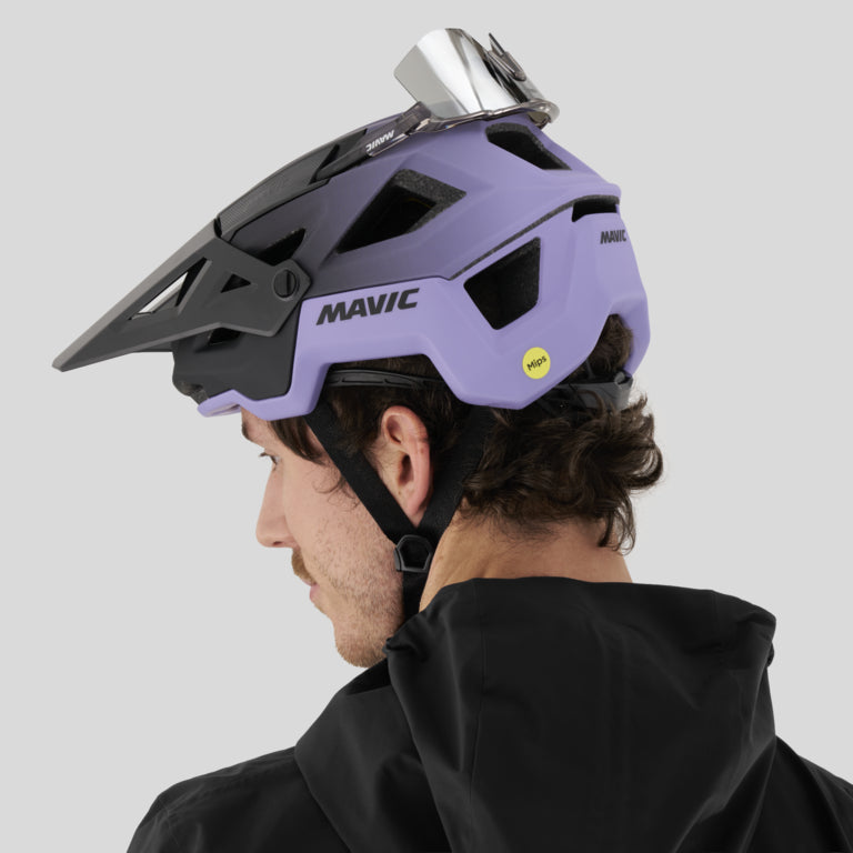 MAVIC DEEMAX TRAIL mountainbikehelm zwart/paars - gedragen, schuin van achteren gezien