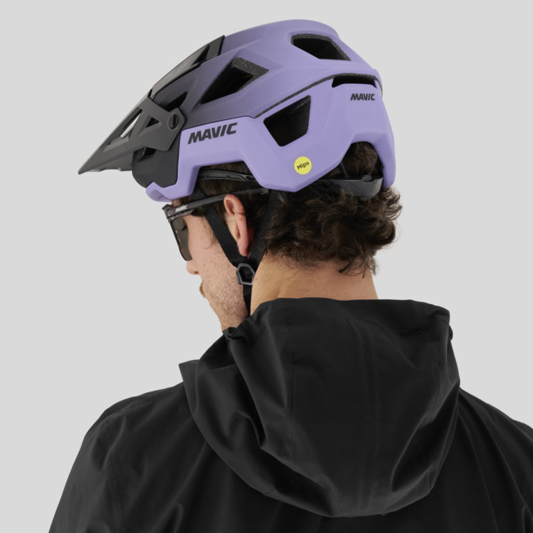 MAVIC DEEMAX TRAIL mountainbikehelm zwart/paars - gedragen, van achteren gezien