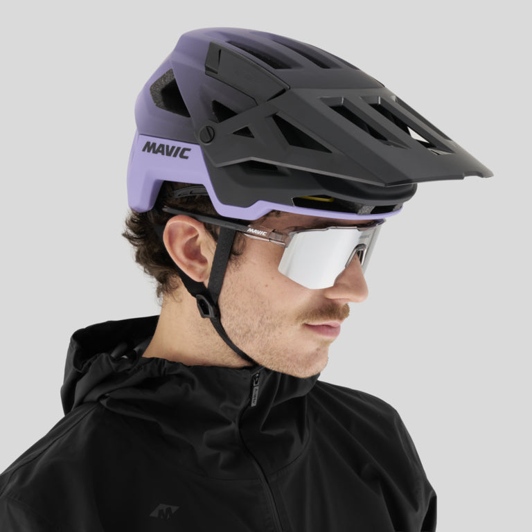 MAVIC DEEMAX TRAIL mountainbikehelm zwart/paars - gedragen, van opzij gezien