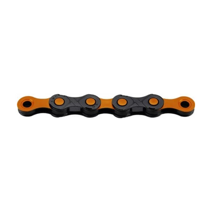 KMC 12-speed ketting DLC12 zwart/oranje — productfoto op witte achtergrond