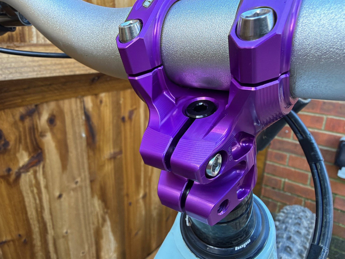 HOPE GRAVITY stuurpen 20 mm paars — achteraanzicht, gemonteerd op een stuur