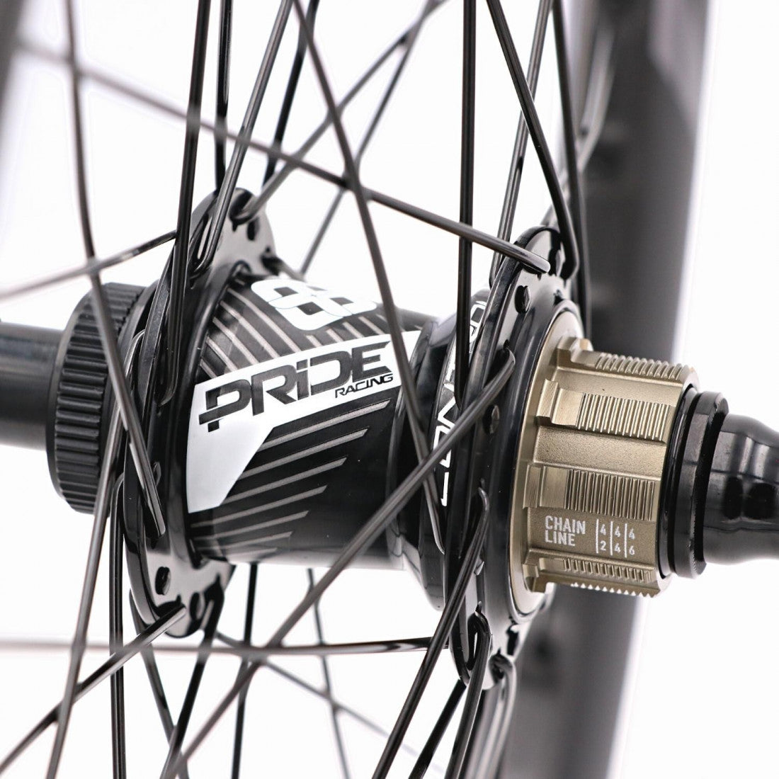 Wielpaar PRIDE 20" (406mm) Carbon Wave Matt White Disc Control V2 Assen 20/15mm Zwart/Wit