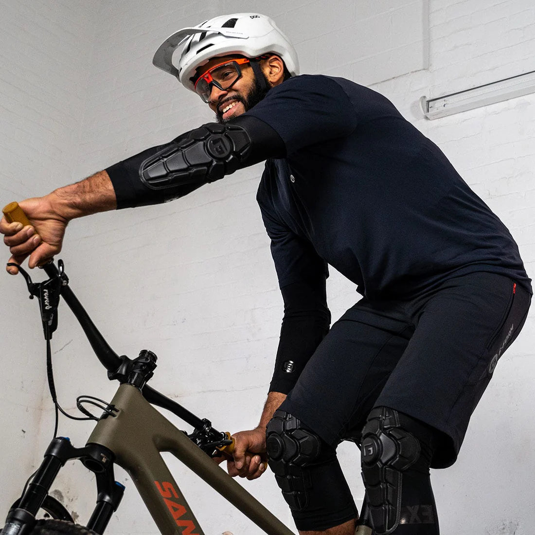 G-FORM PRO-X3 Elleboogbeschermers Mat Zwart